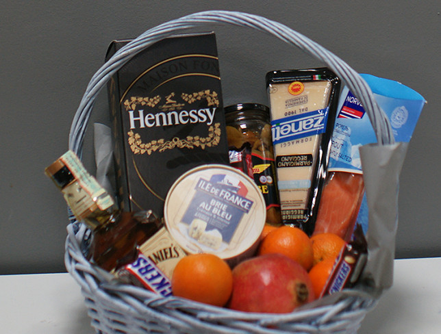 Basket with brandy and whiskey No. 1 photo